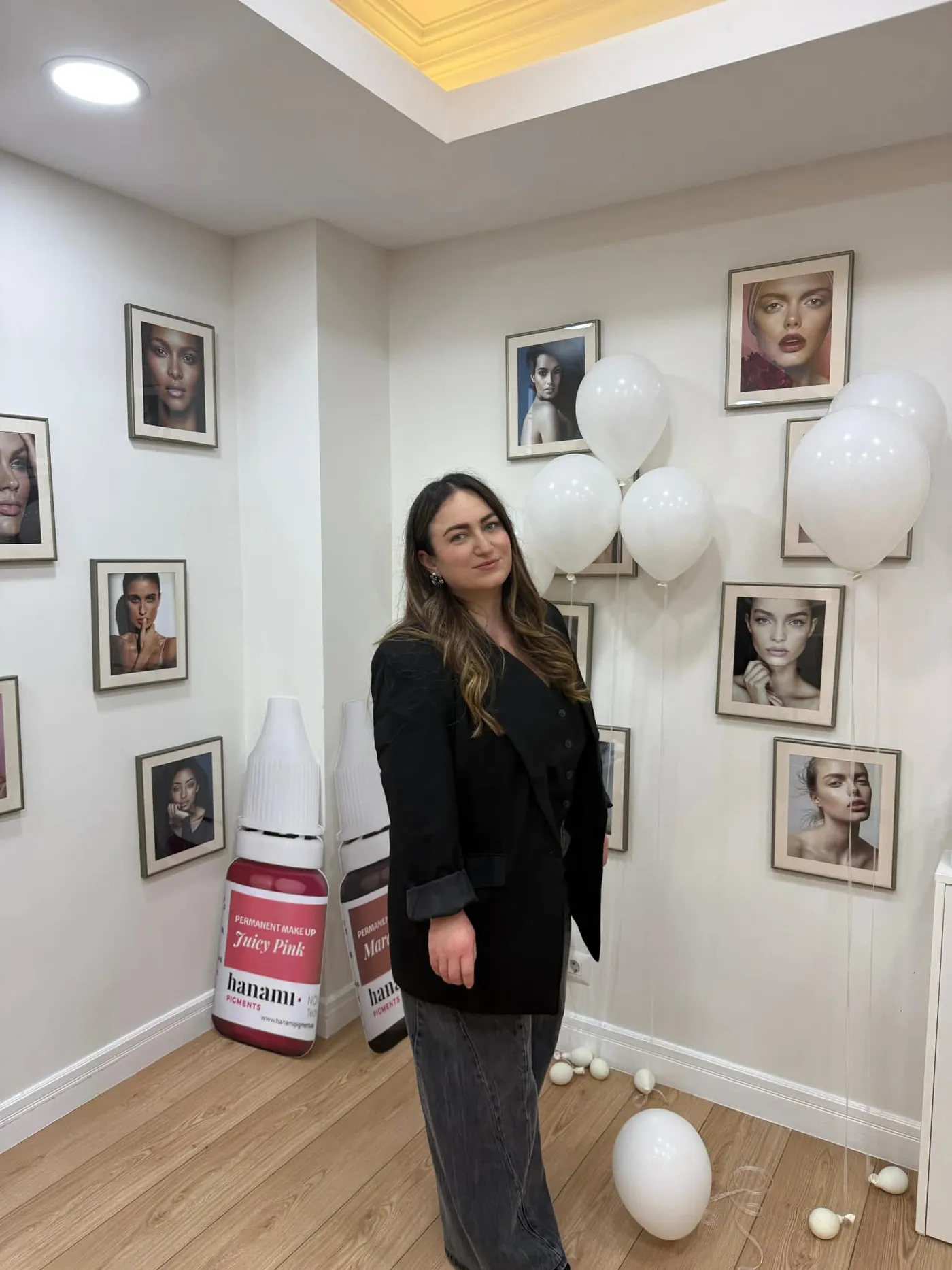 Aplicare relaxată extensii gene în salonul Lash Studio — clientă cu ochii închiși comod