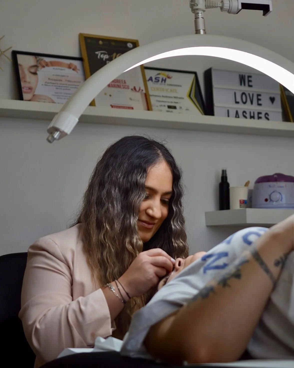 Andreea Marinescu aplică extensii de gene clasic 1D în salonul Lash Studio Popești-Leordeni