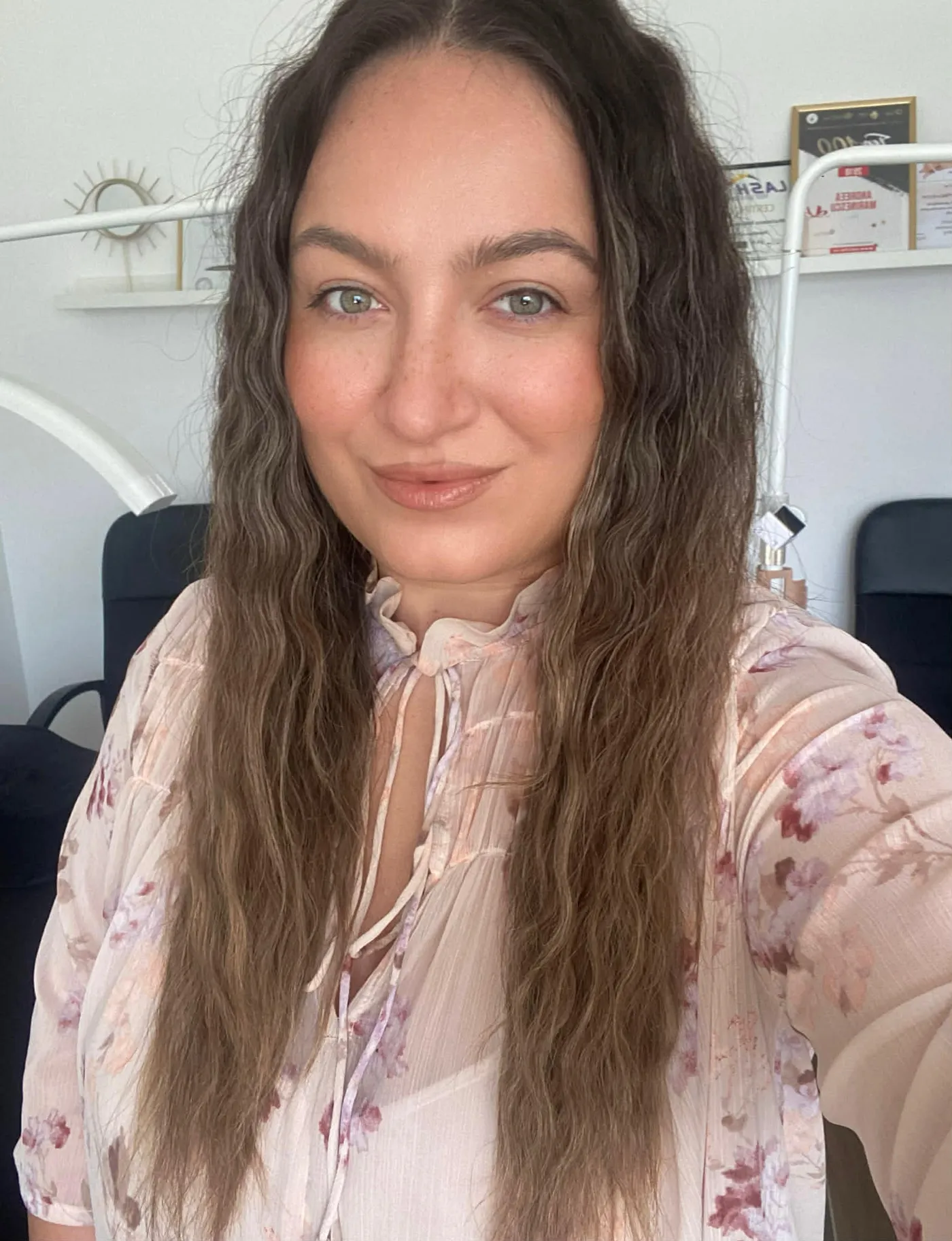 Aplicare profesională extensii gene cu pensetă la Lash Studio Popești-Leordeni
