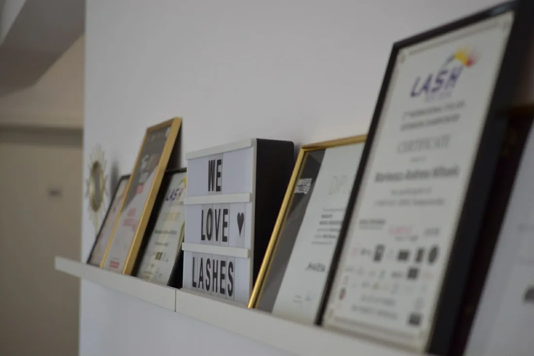 Interior salon Lash Studio Popești-Leordeni cu pat de tratament